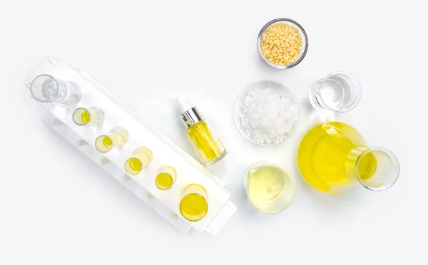Cosmetische Chemicaliën Ingrediënt Witte Laboratoriumtafel Candelillawas Microkristallijne Gele Cosmetische Kleur — Stockfoto