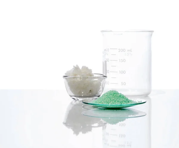 Ferrous Sulfate Chemical Watch Glass Place Next Flake Salt Beaker — Stock Photo, Image