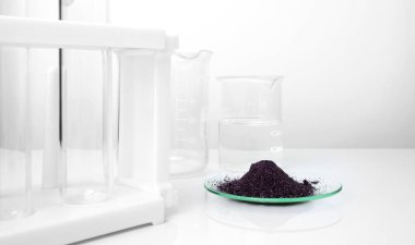 Kimyasal saat camında potasyum permanganat beher ve deney tüpündeki sıvının yanında..