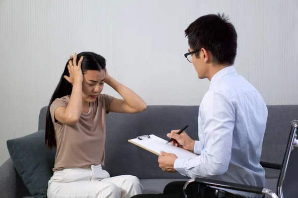 Depresyondaki üzgün kadın, akıl hastanesinde psikiyatristle görüşüyor.