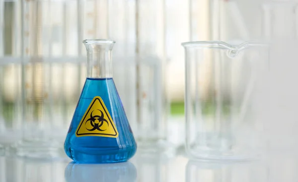 Erlenmeyer Flask Contiene Sostanze Chimiche Liquide Blu Tavolo Laboratorio Bianco — Foto Stock