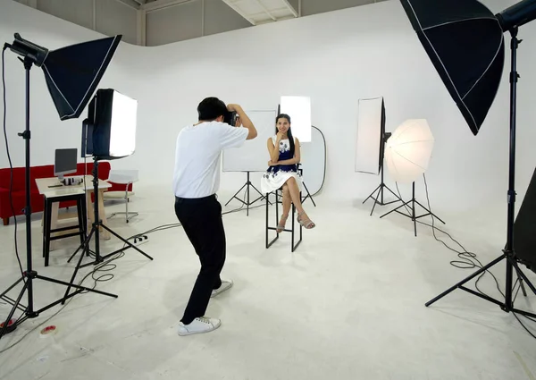 Asiatisk Fotograf Fotograferar Modell Som Poserar Studion — Stockfoto