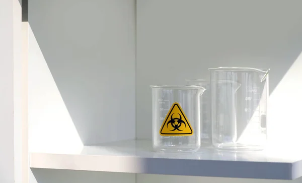 Zlewka Symbolem Zagrożenia Biologicznego Białej Półce Laboratorium — Zdjęcie stockowe