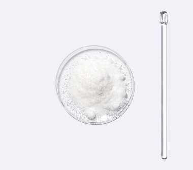 Beyaz laboratuvar masasında yakın çekim kimyasal malzeme. Di-amonyum Prosphate in Chemical Watch Glass karıştırma çubuğunun yanına yerleştirilmiş. Üst Görünüm