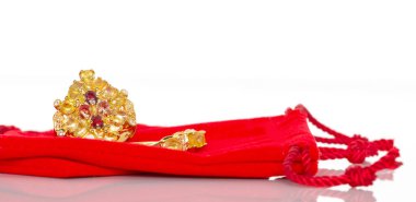 Sarı ve turuncu safir mücevher ya da kırmızı kadife çantada mücevher yüzüğü. Doğal mücevher aksesuarları koleksiyonu. Stüdyo çekimi