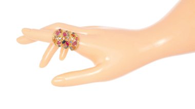 Plastik manken kadın parmağında Sapphire yüzüğünü farklı renkte değerli taşla karıştır. Doğal mücevher aksesuarları koleksiyonu. Stüdyo çekimi