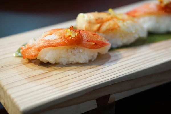 Taraba Sushi Servido Bandeja Madera Buffet Cocina Japonesa — Foto de Stock