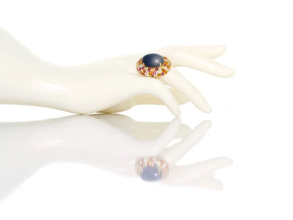 プラスチックマネキンの女性の手の異なる色の宝石でブルーサファイアリング 天然宝石のアクセサリーのコレクション スタジオショット — ストック写真