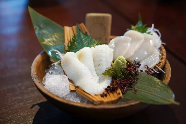 Conjunto Sashimi Está Bellamente Dispuesto Plato Madera Decorado Con Hoja — Foto de Stock
