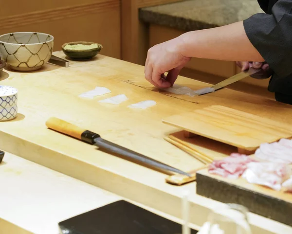 Bucătarul Folosește Cuțitul Ascuțit Tăiat Calmar Alb Pentru Sashimi — Fotografie, imagine de stoc