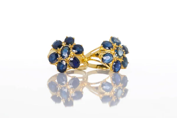 Ceylon Blue Sapphires Gioiello Anello Gemme Sfondo Bianco Con Riflesso — Foto Stock
