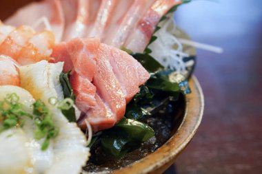 Sashimi seti ahşap bir tabakta güzelce düzenlenmiş. Japon Mutfak Büfesi. Şef 'in Seçimi: ton balığı, wawa, karides ve hamachi.