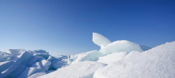 Nahaufnahme Eis Das Mit Weißem Schnee Bedeckt Ist Das Wasser — Stockfoto