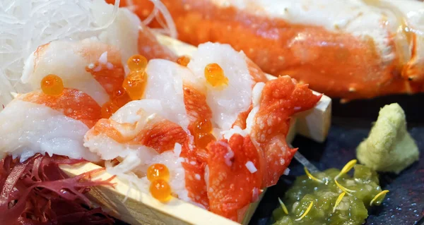 Top Sashimi Alaska King Crab Con Ikura Placa Madera Servido — Foto de Stock
