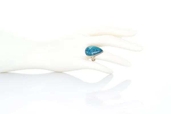 Bague Pierre Gemme Shattuckite Bleue Sur Mannequin Plastique Main Féminine — Photo