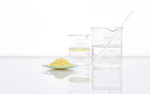 Прикріпіть Хімічний Інгредієнт Білому Лабораторному Столі Натрієві Сірководні Пластівці Chemical — стокове фото