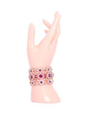 Ruby Sapphire, beyaz zirkon bileziği ve plastik kadın eli. Doğal mücevher aksesuarları koleksiyonu. Stüdyo çekimi