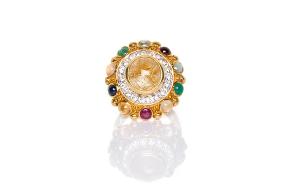 Golden Rutilated Kwarts Diamanten Met Negen Edelstenen Ring Witte Achtergrond — Stockfoto