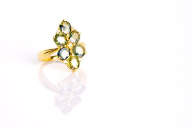 Yeşil Safir ve Elmas Mücevher ya da beyaz arka planda yansıması olan mücevherler. Doğal mücevher aksesuarları koleksiyonu. Stüdyo çekimi