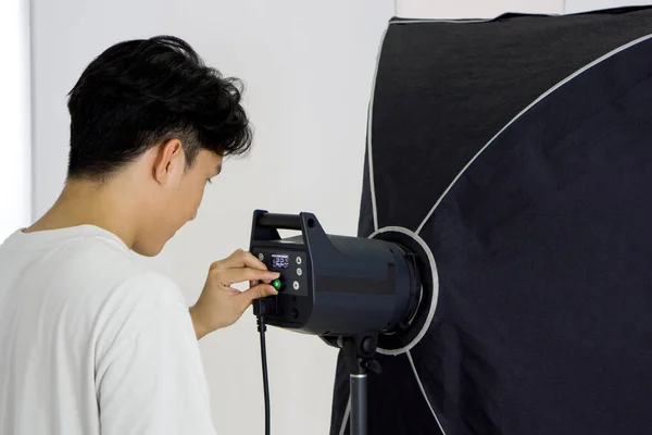 Asiatisk Fotograf Justerar Ljusstyrkan Ljus För Fotografering Mode Modell Studion — Stockfoto