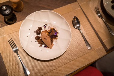 Çikolatanın her yerinde, akşam yemeğinde servis edilen tatlı menüsü..