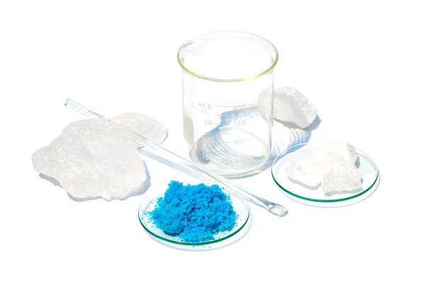 Розташовуйте Неорганічні Хімічні Речовини Білому Лабораторному Столі Сульфат Alum Crystal — стокове фото