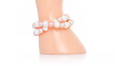 Mücevher standında çift iplikli tatlı su inci bileziği. Lüks mücevher aksesuarları koleksiyonu. Stüdyo çekimi