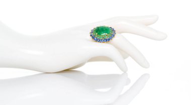 Zümrüt ve Tanzanya mücevheri ya da plastik manken kadın eli. Doğal mücevher aksesuarları koleksiyonu. Stüdyo çekimi