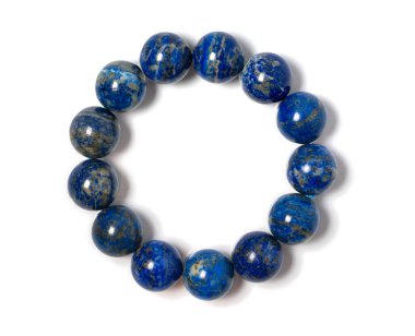Lapis Lazuli Jewel ya da beyaz arka planda mücevher bileziği. Doğal mücevher aksesuarları koleksiyonu. Stüdyo çekimi