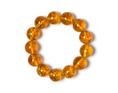 Citrine Jewel veya beyaz arka planda mücevher bileziği. Doğal mücevher aksesuarları koleksiyonu. Stüdyo çekimi