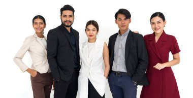 Başarılı gençlerden oluşan bir takım bir arada. Beyaz arkaplanda stüdyo ışığı olan bir portre.