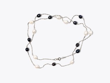 Beyaz arka planda tatlı su inci kolye bırakın. Lüks mücevher aksesuarları koleksiyonu. Stüdyo çekimi