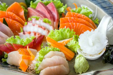 Sashimi mori, yeşil marulla süslenmiş seramik tabakta servis edilen sashimi seti. Japon Mutfak Büfesi. Şefin Seçimi: Somon, hamachi, Ika, Tako, Hotate ve hokkigai