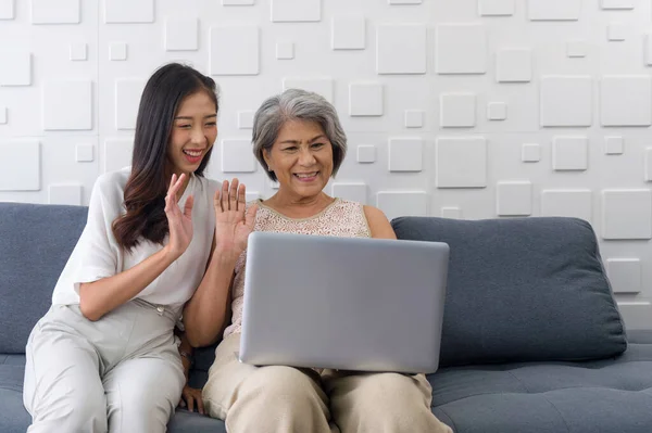 Young Asian Woman Her Grandmother Waving Hand Remote Communication Laptop — Stock Photo, Image
