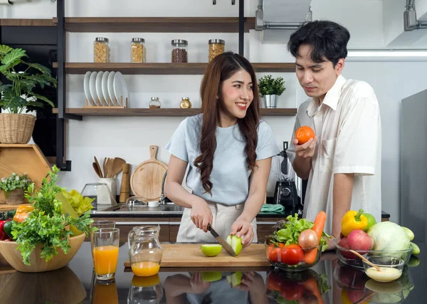 Азиатская Пара Проводит Время Вместе Кухне Молодая Женщина Режет Зелёное — стоковое фото