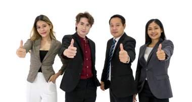 Takım elbiseli başarılı iş adamları bir arada. Herkes gülümseyerek parmağını kaldırsın. Beyaz arkaplanda stüdyo ışığı olan bir portre.