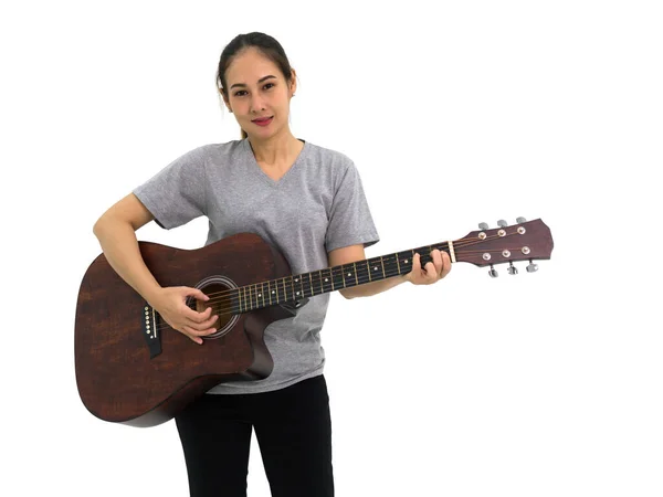 Mujer Asiática Camiseta Gris Pantalón Negro Tocando Guitarra Acústica Retrato — Foto de Stock