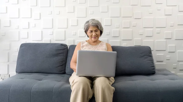 Asian Gray Hair Old Woman Looking Laptop Computer Monitor Smiling — Stock Photo, Image