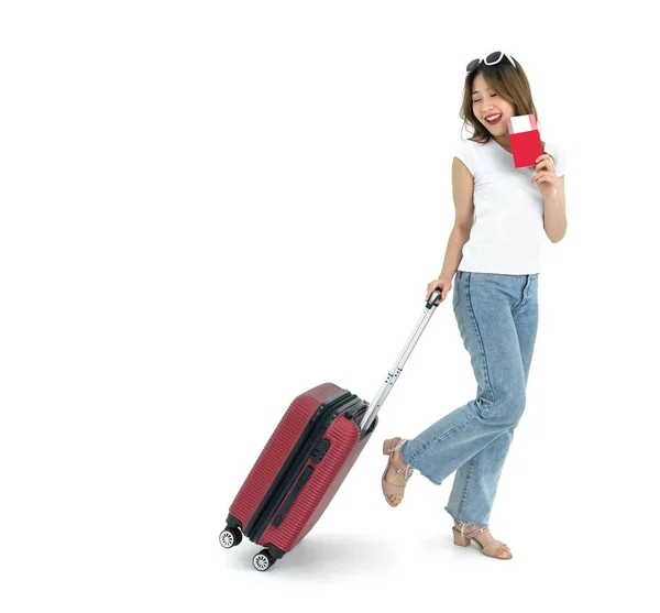 Młoda Azjatka Białej Koszulce Dżinsach Ciągnąca Bagaż Trzymając Paszport Podróży — Zdjęcie stockowe