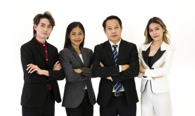 Takım elbiseli başarılı iş adamları kollarını kavuşturarak bir arada duruyorlar. Beyaz arkaplanda stüdyo ışığı olan bir portre.