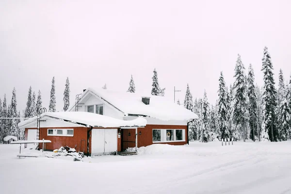 Casa de madera marrón en el bosque nevado de Finlandia — Foto de Stock