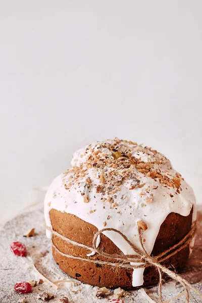 Bolo de Páscoa decorado com gelo branco e corda de fardo em uma placa de madeira — Fotografia de Stock