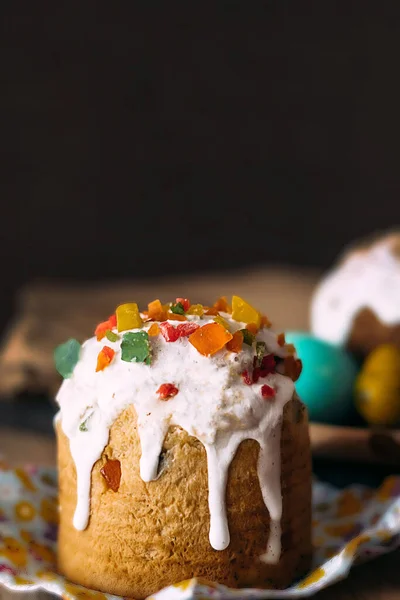 Pasteles de Pascua cubiertos de glaseado con frutas confitadas. Foto vertical. —  Fotos de Stock