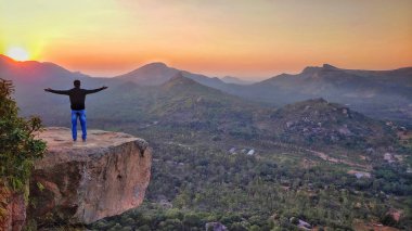 10 Eylül 2021, Tumkur bölgesi, Karnataka, Hindistan. Devarayanadurga 'daki sakin tepe istasyonunda güneşin tadını çıkaran turist veya DD Hills tapınak ve tepe istasyonu
