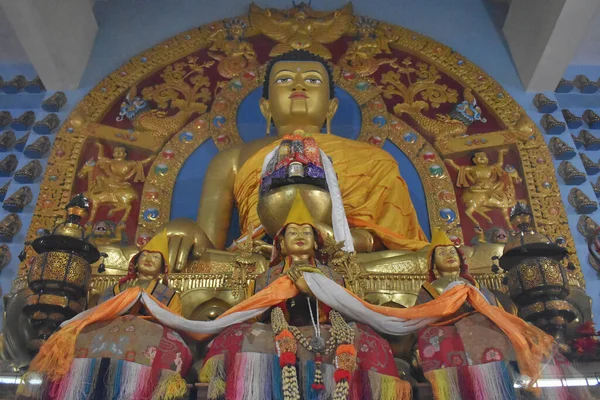 Estátua Buda Dentro Mosteiro Ganden Jangtse Acampamento Tibetano Mundgod Karnataka — Fotografia de Stock