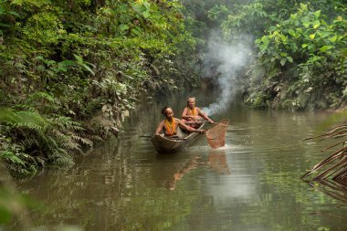 İNDONEZYA, BATI SUMATRA, 20 Şubat 2018, Mentawai kabile halkı teknede balık tutuyor.