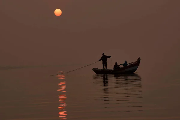 Ноября 2016 Solapur Maharashtra India Silouette Fishermen Boat Fishing Sunrise — стоковое фото