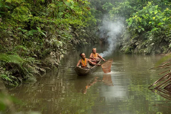 İNDONEZYA, BATI SUMATRA, 20 Şubat 2018, Mentawai kabile halkı teknede balık tutuyor.