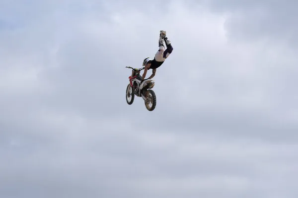 India Karnataka Bangalore 5Th December 2015 Biker Performing Acrobatics Midair — 图库照片