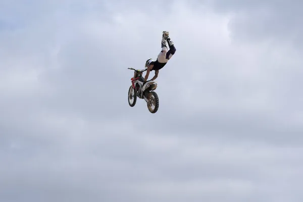 India Karnataka Bangalore Dezembro 2015 Biker Realizando Acrobacias Midair Durante — Fotografia de Stock